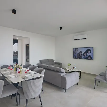 Aqua Pearl Villa *